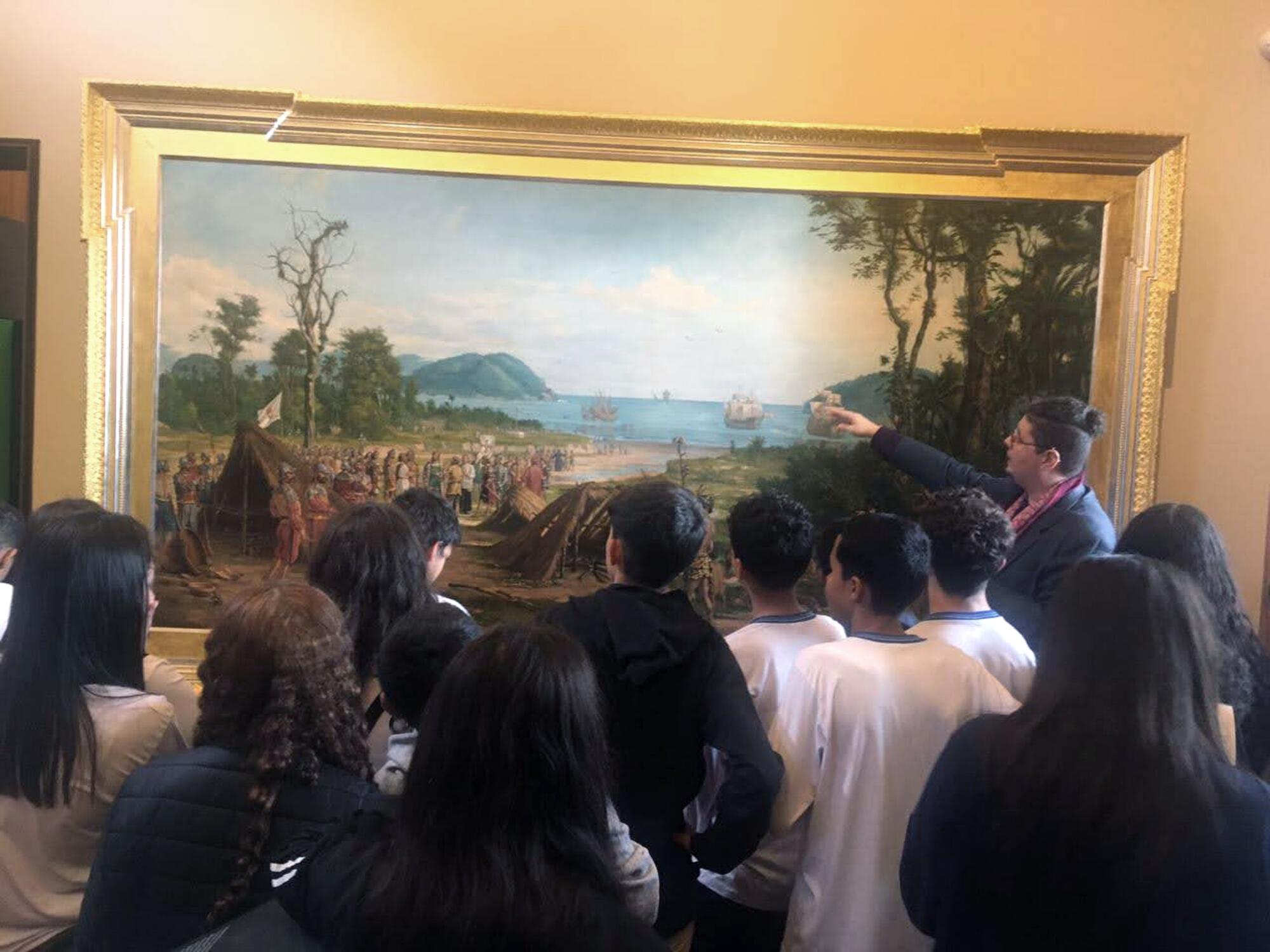 César Augusto Mendes Cruz, impartiendo una clase en el Museu Paulista, en São Paulo, en 2023.